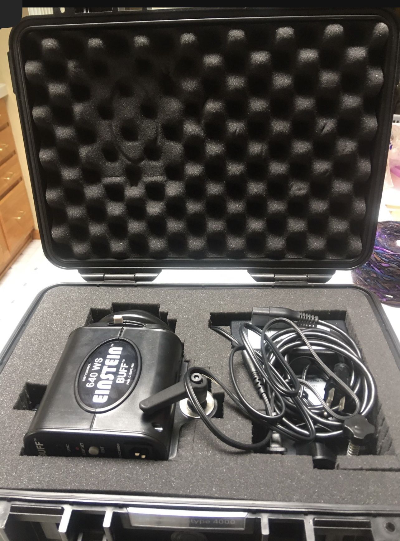 Paul C Buff Einstein 640 with octo soft box and hard case. Barely used.  