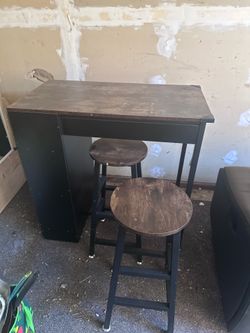 Bar with 2 matching barstools
