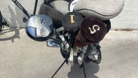 Golf bag with a lot of mixed clubs