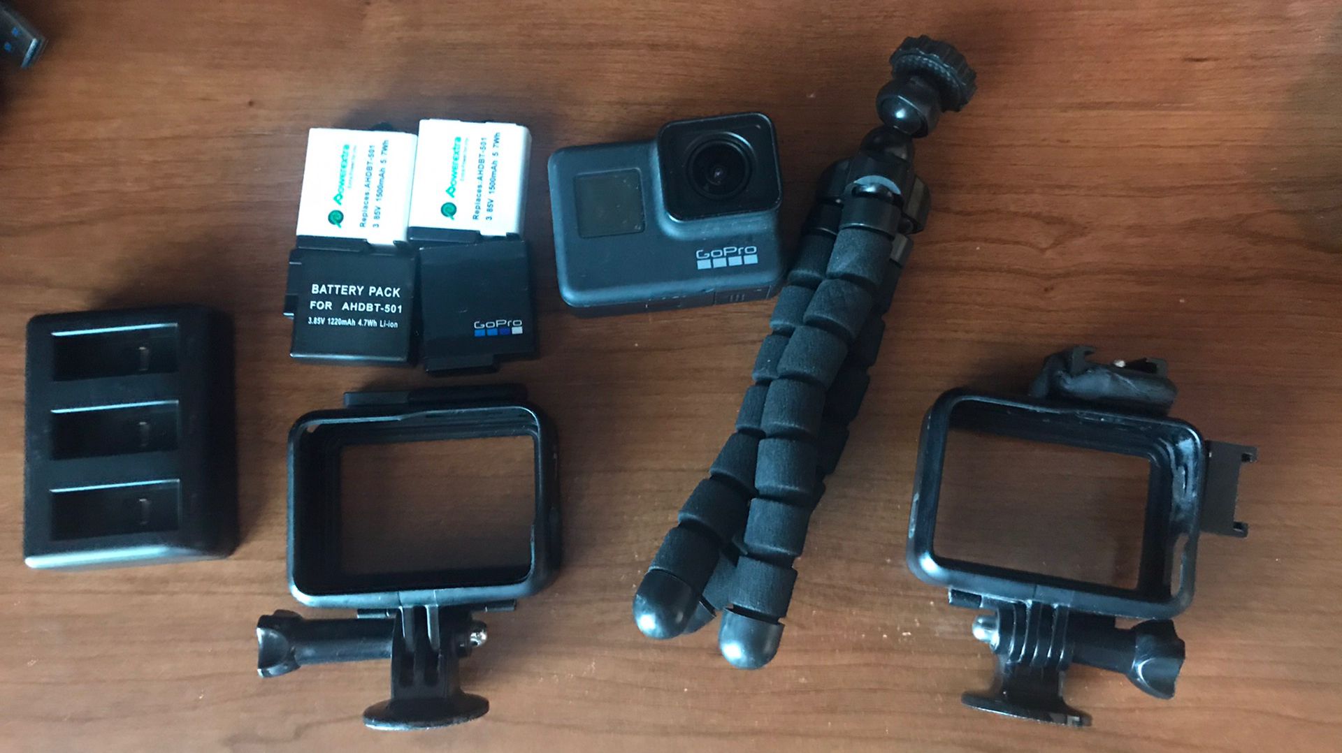 Gopro 7 Black With 4 Extra Batteries , Two Housings And Tripod