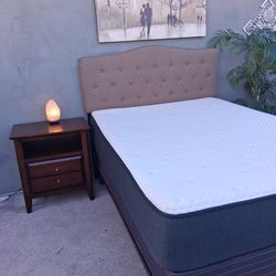 cama tamaño queen  incluido un burot de noche