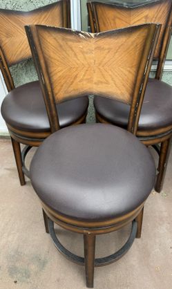 3 Wooden Bar Stools with Swivel Seats – Classic Design