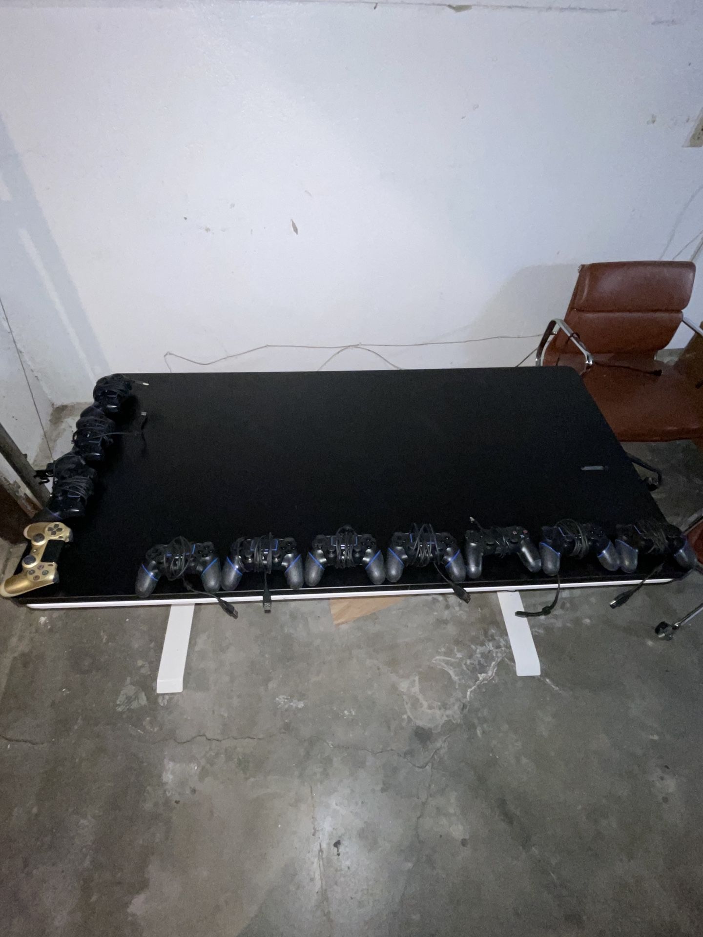 UPLIFT Standing Desk – Electric, Like new!