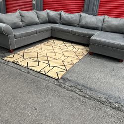 Sectional Couch!! Delivery Available 🚚!! Dimensions: 144” X 114” Length x 34” Height x 38” Depth ( 61” Depth Chaise)