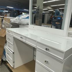 Vanity Makeup Table 