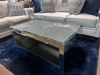 Gorgeous mirrored coffee table! 🩷✨