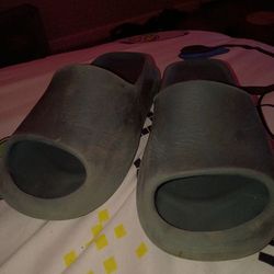 Used Yeezy sildes
