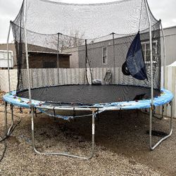 GIANT TRAMPOLINE W/ NET