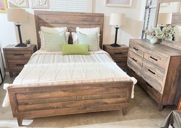 Queen size bedroom set. Includes clean, comfortable mattress. hablo español y entrego