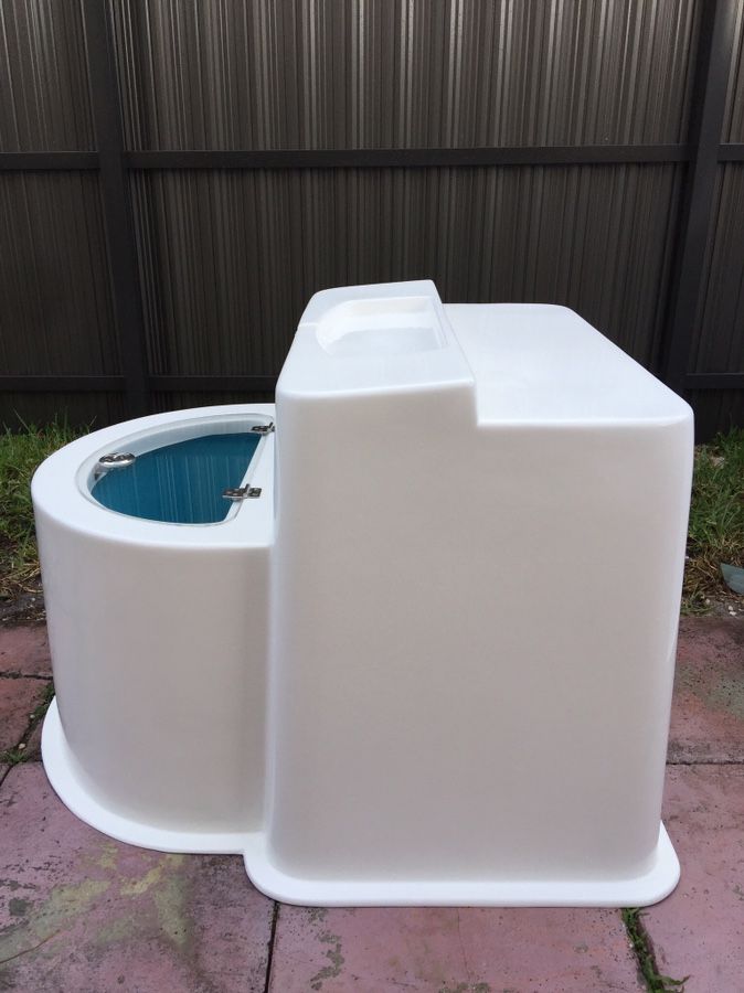 Fiberglass leaning post and livewell combo