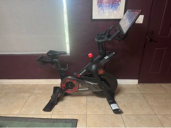 Peloton 3rd Gen - great condition, with accessories