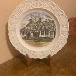 Vintage Commemorative Collector Plate “Raleigh Tavern”.          Mint