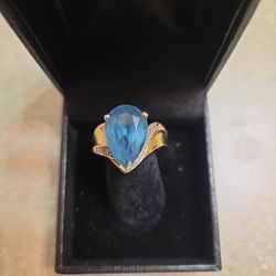 10 K Gold Ring.  Weight Is 5.2 Grams 