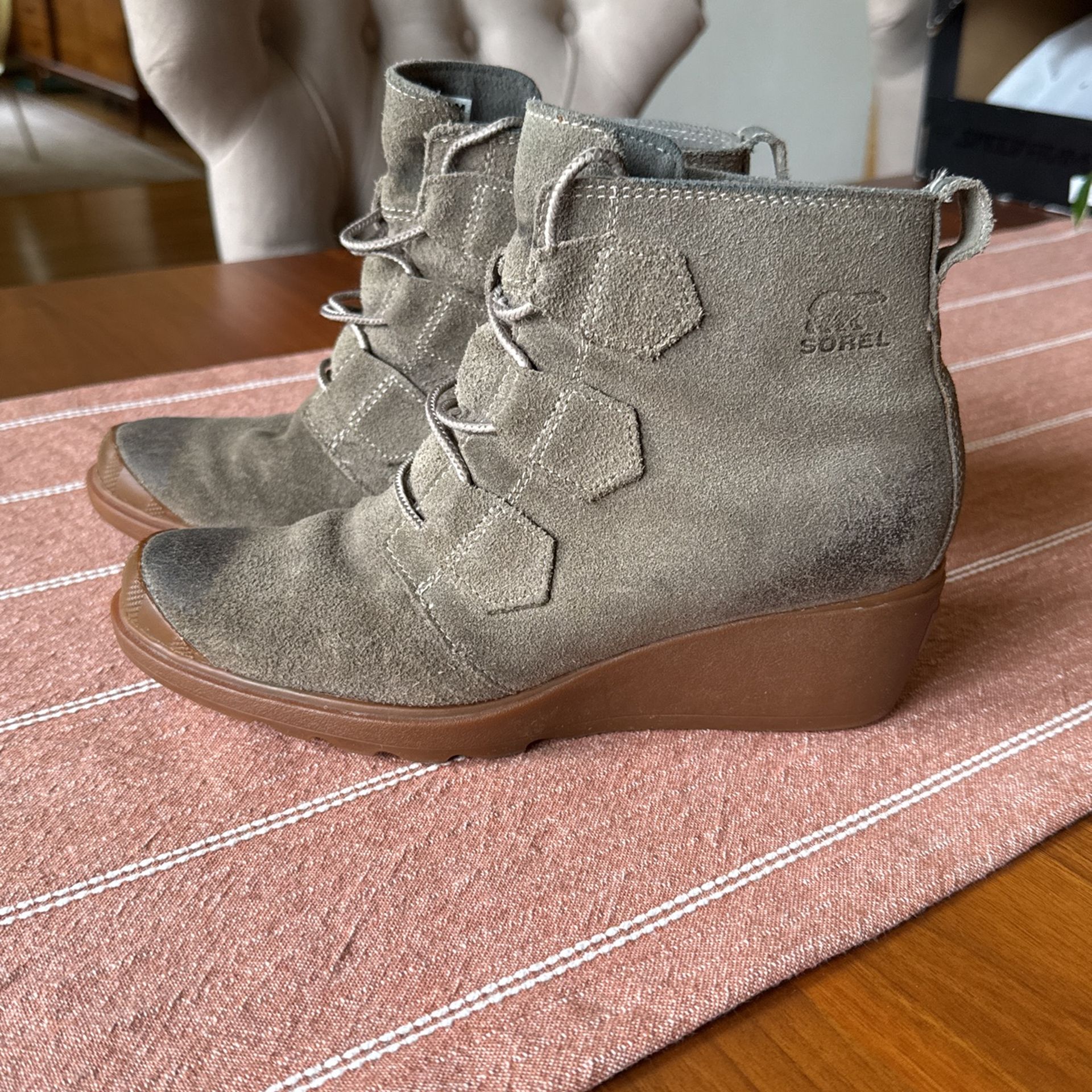 Womens size 9 Sorel Wedge Boots