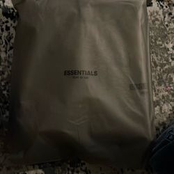 Sudadera ESSENTIALS. Medida  Grande Y Mediana