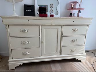 Commode dresser