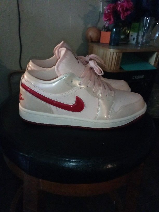 Air Jordan 1 Low SE "Valentine's Day"
