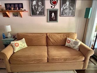 Beautiful Vintage Gold Velvet Sofa!84”x41”x31”H
