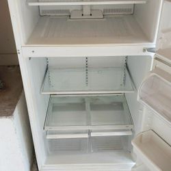 White Nice Refrigerator with Ice Maker - Whirlpool 21 cu ft - Top-freezer White
