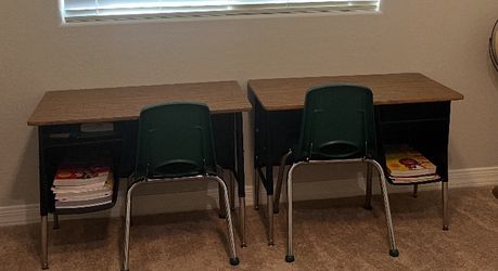 School Desks READ ENTIRE AD