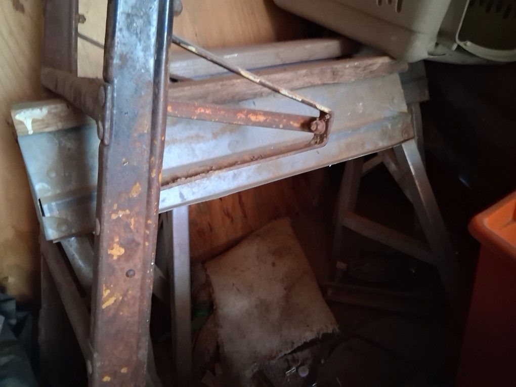 2 Saw Horses Make Offer