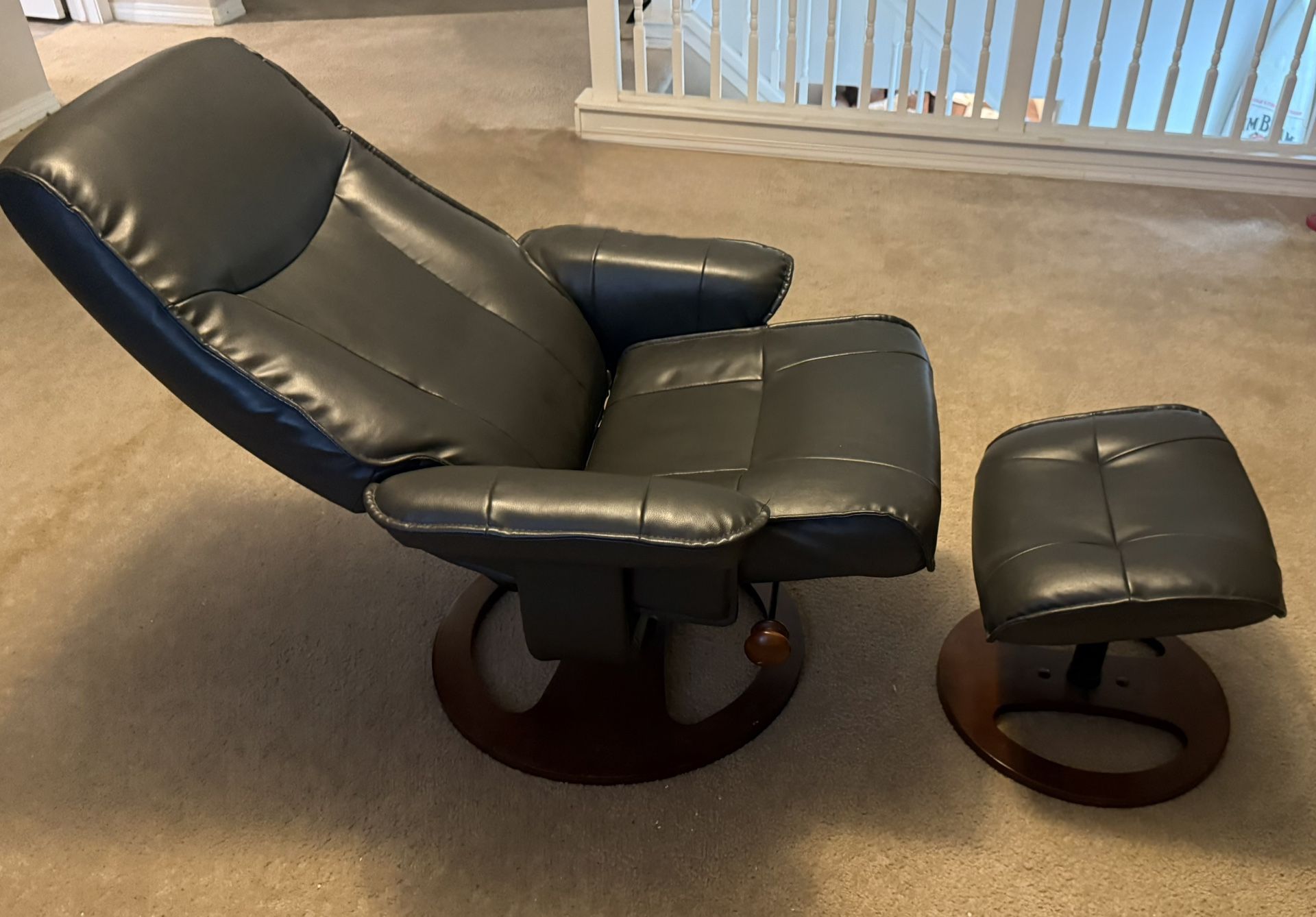 BenchMaster Leather Recliner w/Ottoman - Used