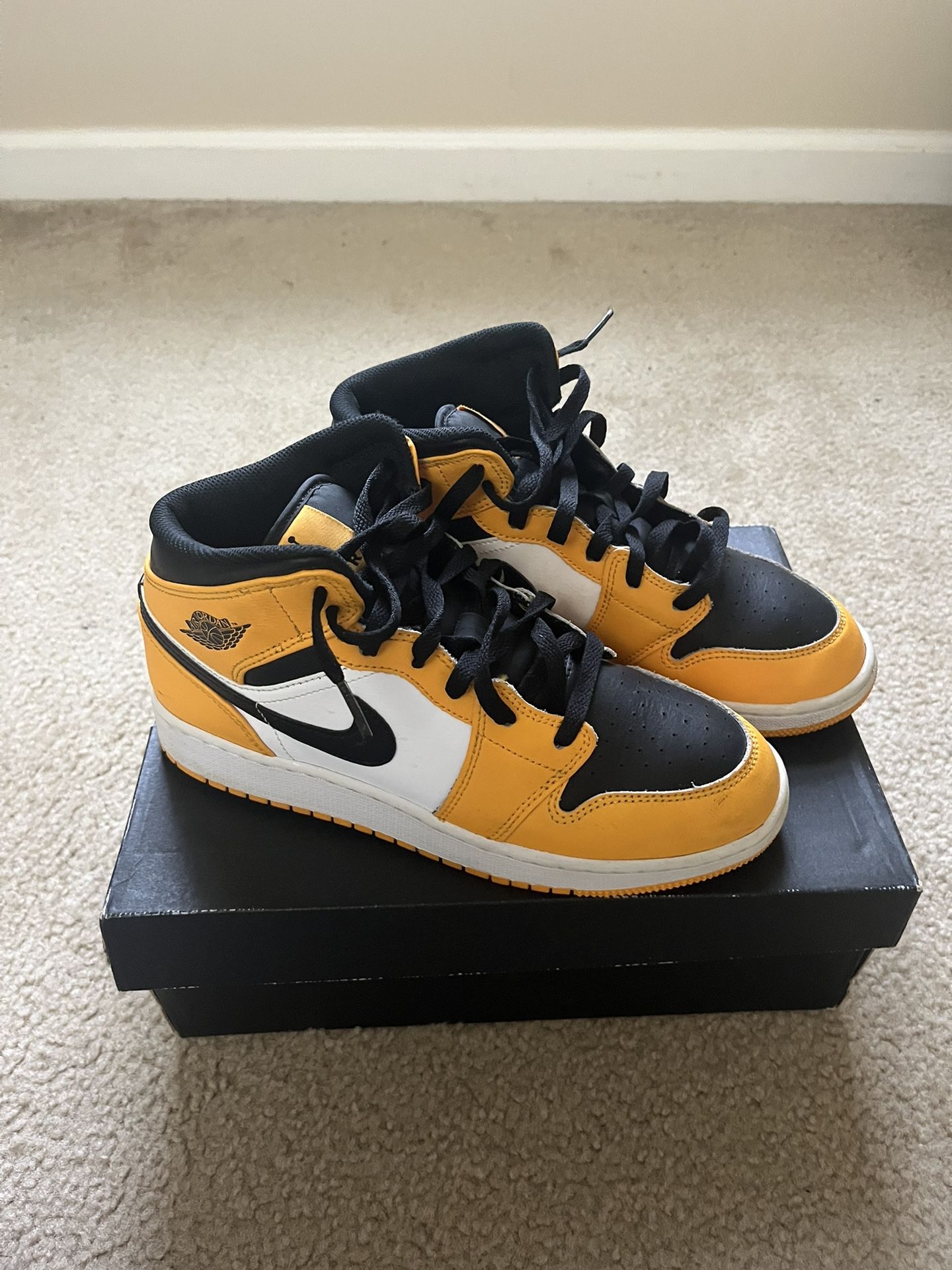 Jordan 1 Mid Taxis