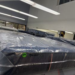 KING SIZE STEARNS & FOSTER LUX ESTATE (MEDIUM) MATTRESS & BOX SPRINGS BED SET