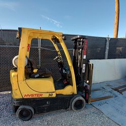 $2800 Hyster 30 Small Flat Surface Forklift