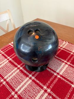 Columbia 300 Freeze Hybrid Bowling Ball. Dark Blue Swirl Bowling Ball