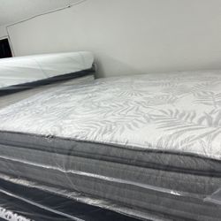 KING SIZE SEALY POSTUREPEDIC PILLOW TOP MATTRESS & BOX SPRINGS BED SET