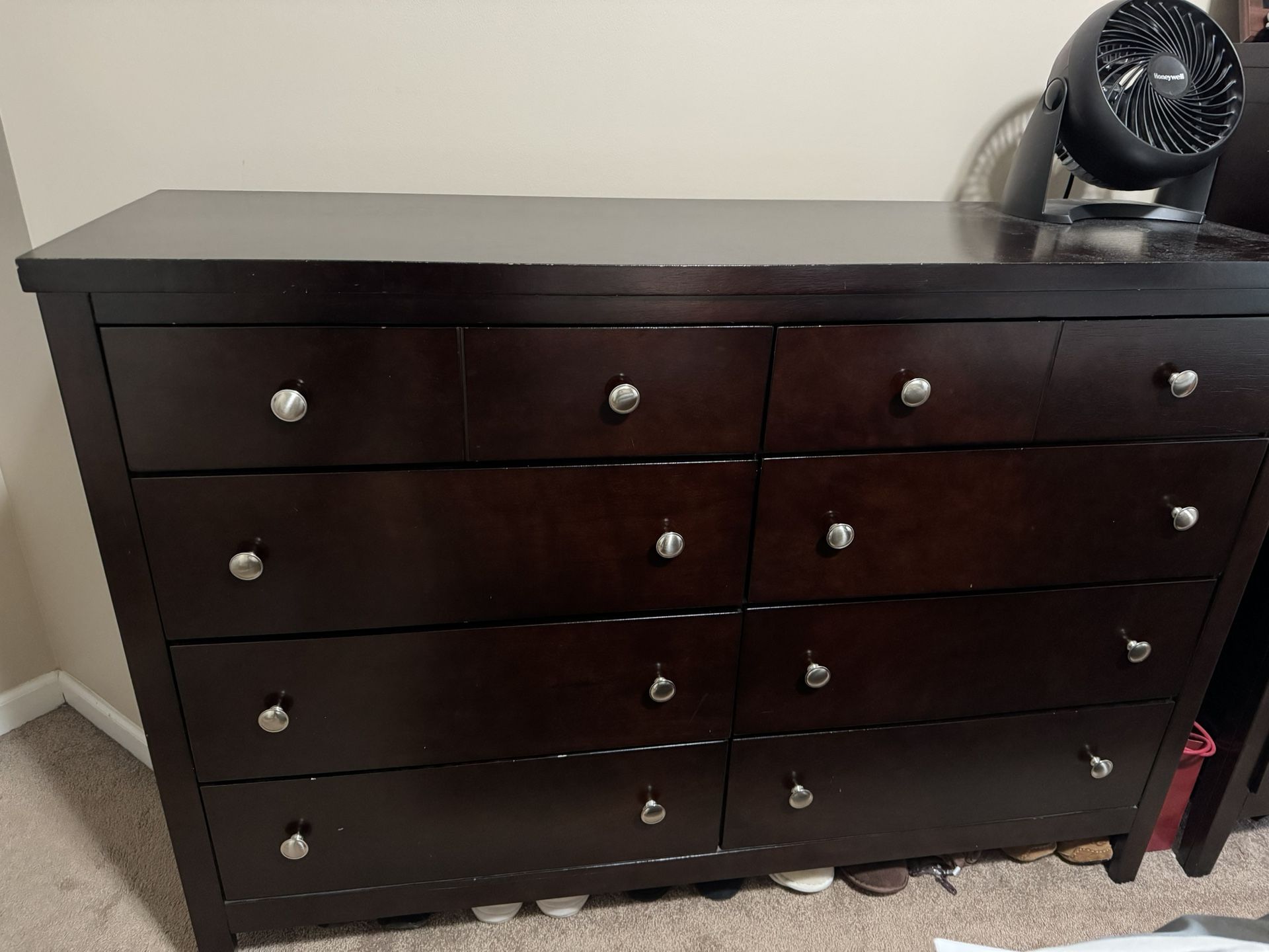 Dresser/chest/nightstand