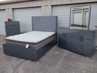 Queen 👑 size bed frame with mattress