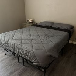 Queen Bed/frame 