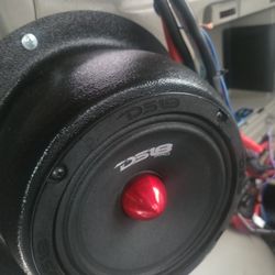 DS18 6.5" Speaker With Bullet Cone,  200 Watts RMS Amplifier,  With Speaker Base.      Hablo Español  Se Vende Bosina Con Amp