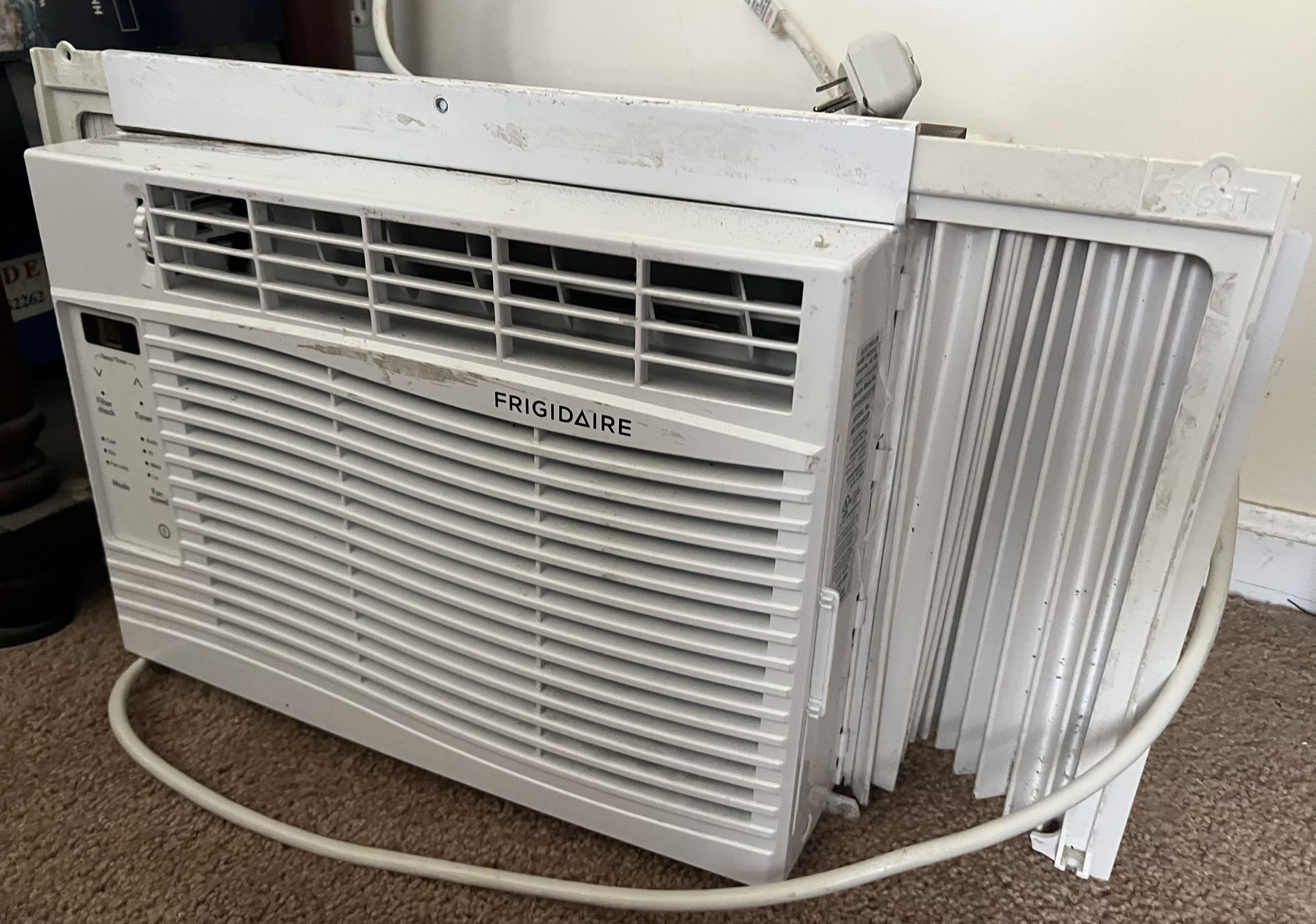 Frigidaire 5000 BTU Air Conditioner WITH Remote! Works Perfectly!!