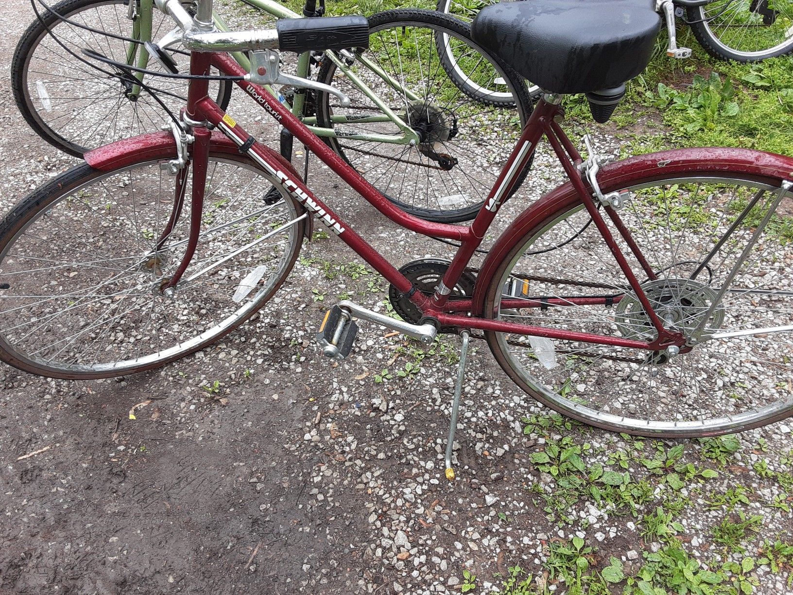 A old school women's Schwinn bike