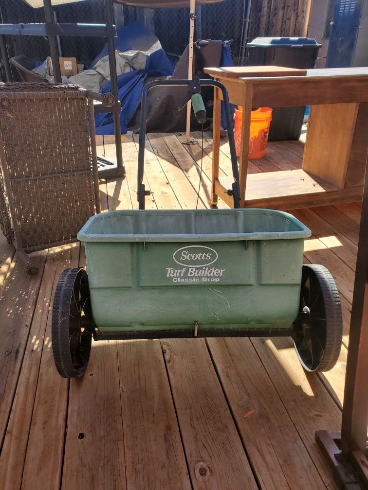 SCOTTS FERT/SEED SPREADER