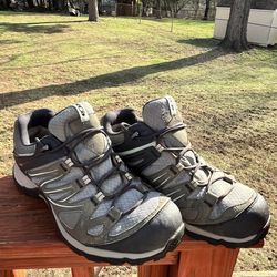 Salomon Gore-Tex Hiking Shoes – Size 7.5 – Excellent Condition