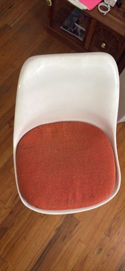 1 vintage Knoll Eero Saarinen Tulip Chairs (BR51 stamped)