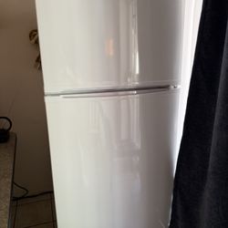 Refrigerator w Freezer