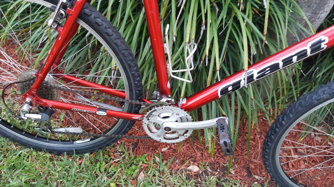 GIANT Rincon Red Men's Mountain Bike Bicycle 26"