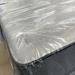 Super Cozy Queen Mattress And Boxspring 