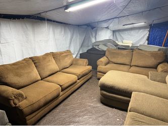 Round Couch and see good condition clean sale all the time delivery $40 local