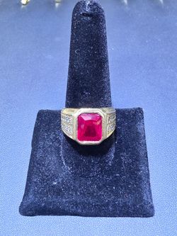 14kt YG Red Stone Ring. (C-4) SIZE 10.5 ASK FOR RYAN. #(contact info removed)35
