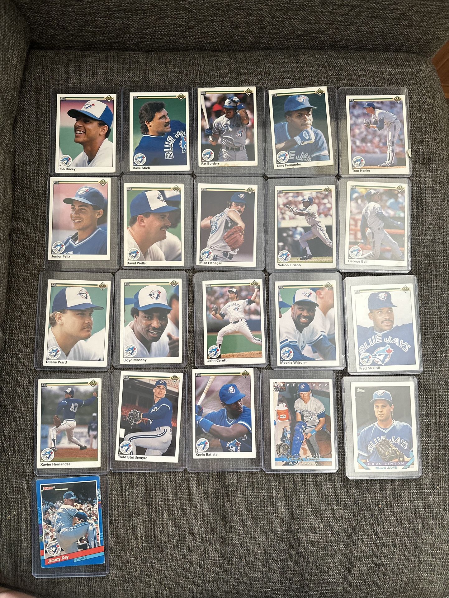 collection of 21 trading cards from the 1990 toronto blue jays team