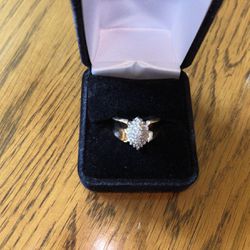 Ladies 14K Gold Oval Diamond Cluster Ring/Diamond’s 