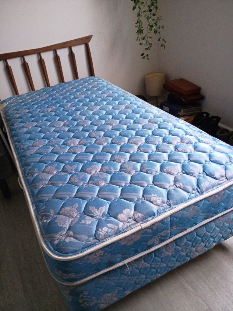 Twin Bed with Box spring and Headboard - Excellent! 