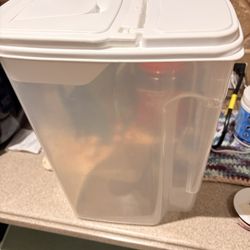 Buddeez 6qt Pet Food Dispenser. Paid $9 Ea. 