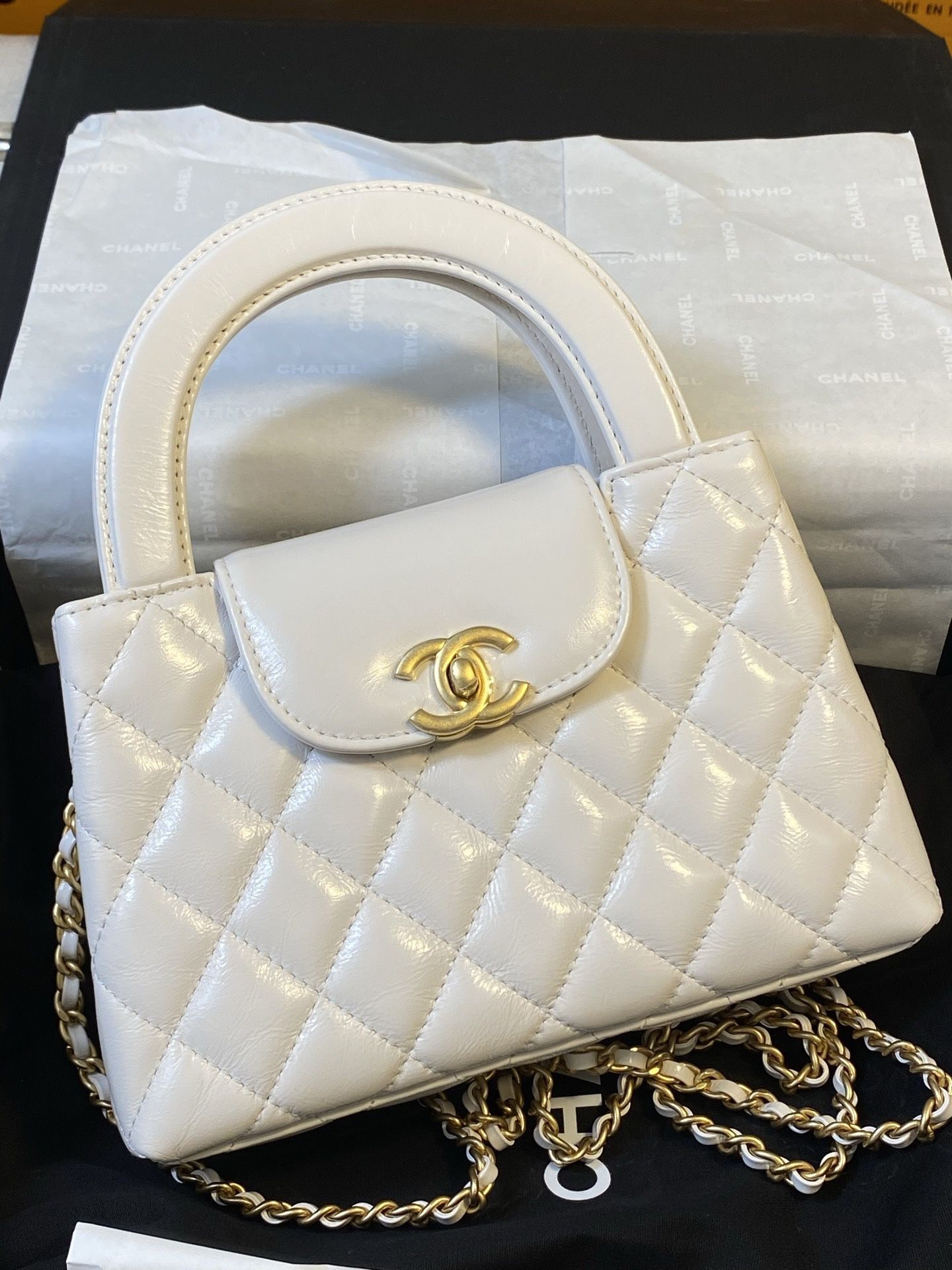 Ladies' classic handbag